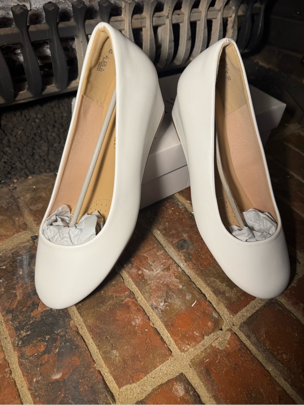 Classic Women's White Round-Toe Pumps - Elegant Everyday Heels